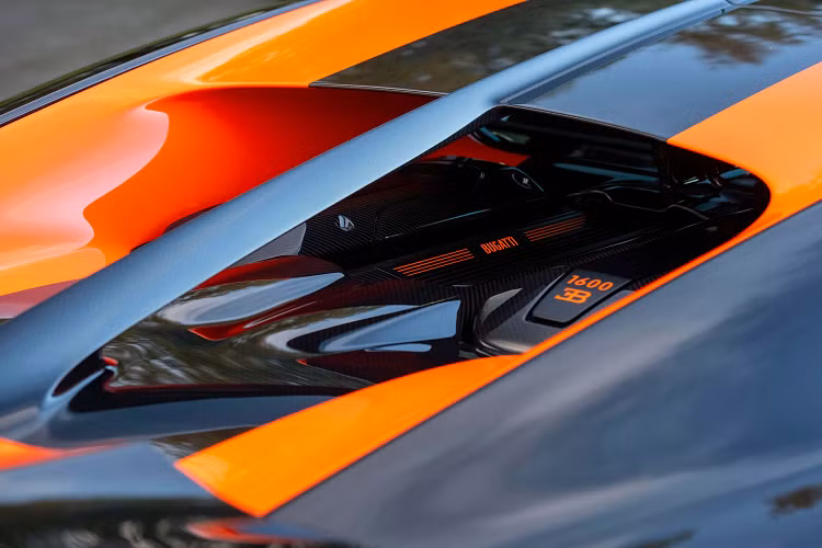 Dù có nhiều điểm tương đồng giữa chiếc xe phá kỷ lục và bản thương mại từ ngoại thất đến động cơ nhưng bản thương mại vẫn lược bỏ vài trang bị và tốc độ tối đa cũng được giới hạn mức 440 km/h.