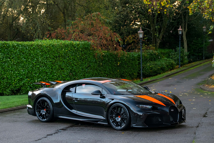 Khi ra mắt, để trở thành chủ nhân của Bugatti Chiron Super Sport 300+ cần phải chi 3,9 triệu USD. Với số lượng sản xuất giới hạn và như một truyền thống của Bugatti, các siêu phẩm của hãng siêu xe đến từ Pháp luôn tăng giá sau mỗi lần giao dịch.