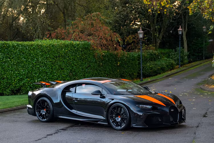 Khi ra mắt, để trở thành chủ nhân của Bugatti Chiron Super Sport 300+ cần phải chi 3,9 triệu USD. Với số lượng sản xuất giới hạn và như một truyền thống của Bugatti, các siêu phẩm của hãng siêu xe đến từ Pháp luôn tăng giá sau mỗi lần giao dịch.