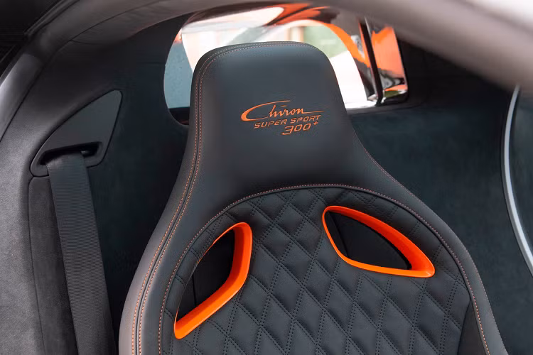 Cung cấp sức mạnh cho Chiron Super Sport 300+ là khối động cơ W16 dung tích 8L với 4 turbo sản sinh công suất 1.600 mã lực kết hợp với hộp số 7 cấp ly hợp kép.