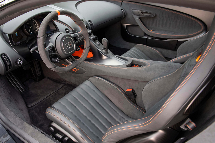 Các chi tiết cao cấp được làm từ sợi carbon, hợp kim, da Alcantara... Tại vị trí trung tâm của bệ tỳ tay, cho tiết đắt giá chính là chữ ký của tay đua Andy Wallace - người đã điều khiển Chiron Super Sport 300+ phá kỷ lục tốc độ 304,773 dặm/h (490,484 km/h) vào tháng 8/2019.