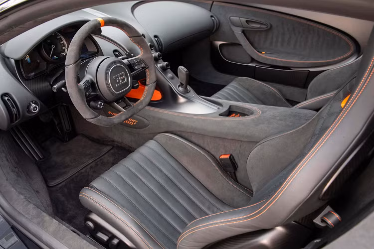 Các chi tiết cao cấp được làm từ sợi carbon, hợp kim, da Alcantara... Tại vị trí trung tâm của bệ tỳ tay, cho tiết đắt giá chính là chữ ký của tay đua Andy Wallace - người đã điều khiển Chiron Super Sport 300+ phá kỷ lục tốc độ 304,773 dặm/h (490,484 km/h) vào tháng 8/2019.