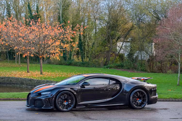 Ngay khi được bán đấu giá tại RM Sotheby's, chiếc Bugatti Super Sport 300+ số khung 795018 đã di chuyển được 1,416 dặm (tương đương 2,279 km). Gần 4 tháng kể từ ngày được chuyển nhượng, siêu phẩm Chiron Super Sport 300+ chỉ di chuyển gần 3 dặm (khoảng 5km). Đồng nghĩa, số odo tăng lên vì mục đích vận chuyển.