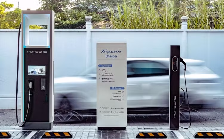 Soc voi phi thay pin Porsche Taycan bang hon 1/2 gia xe 