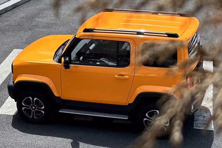 Ở giữa hai ghế trước xuất hiện núm xoay chuyển số, phanh tay điện tử và ngăn để cốc. Theo thương hiệu Baojun, ghế lái của xe có thể chỉnh điện 6 hướng tiêu chuẩn trong khi ghế phụ lái chỉnh điện 4 hướng.