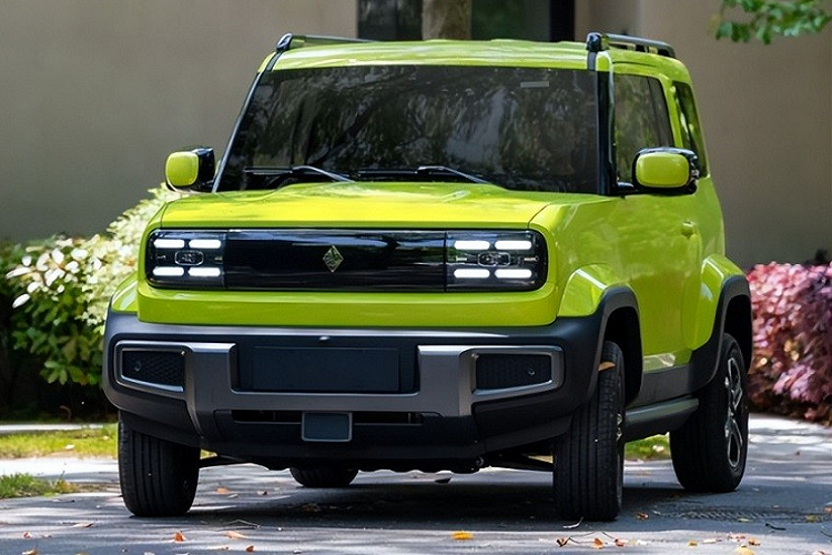 Trước mặt người lái xuất hiện vô lăng 3 chấu, tích hợp phím chức năng... Tiếp đến là cửa gió điều hòa có thiết kế tương tự dải đèn LED định vị ban ngày và đèn hậu, trang trí bằng viền mạ crôm.