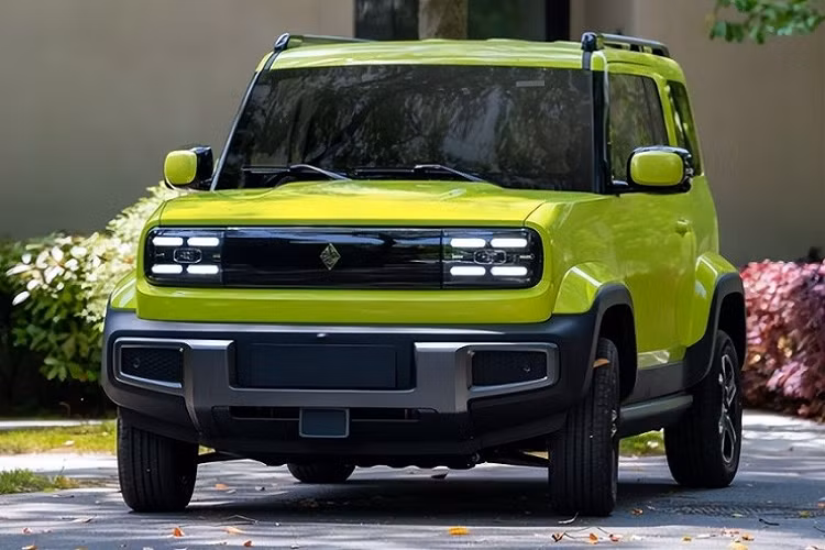 Trước mặt người lái xuất hiện vô lăng 3 chấu, tích hợp phím chức năng... Tiếp đến là cửa gió điều hòa có thiết kế tương tự dải đèn LED định vị ban ngày và đèn hậu, trang trí bằng viền mạ crôm.