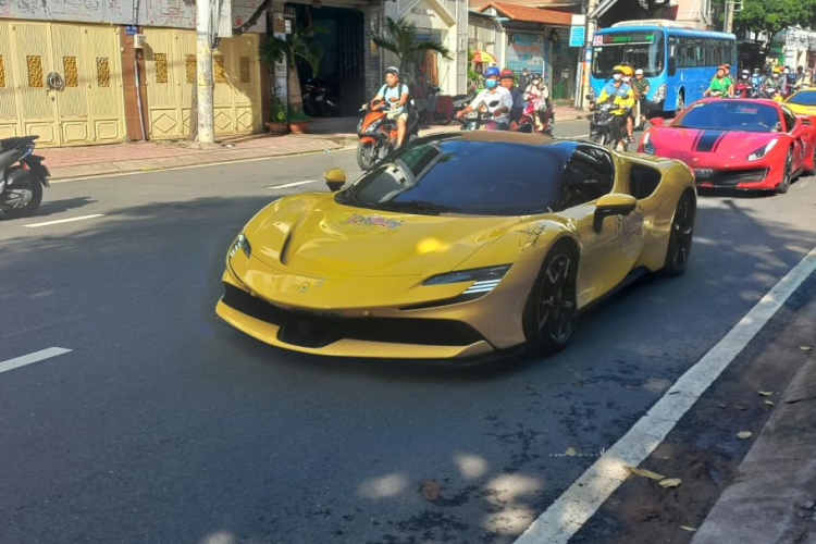 Siêu xe Ferrari SF90 Stradale (bản coupe) là một trong những chiếc SF90 hiếm hoi sở hữu “bộ cánh” màu vàng tươi (mã màu Giallo Modena trong bảng màu tùy chọn) tại Việt Nam. Màu sơn này vốn ít được ưa chuộng trên các mẫu xe đến từ thương hiệu ngựa chồm Ý ở nước ta.