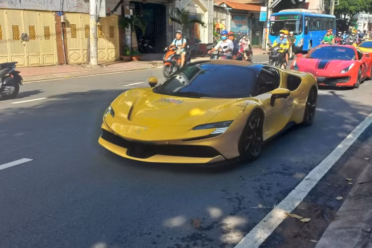 Siêu xe Ferrari SF90 Stradale (bản coupe) là một trong những chiếc SF90 hiếm hoi sở hữu “bộ cánh” màu vàng tươi (mã màu Giallo Modena trong bảng màu tùy chọn) tại Việt Nam. Màu sơn này vốn ít được ưa chuộng trên các mẫu xe đến từ thương hiệu ngựa chồm Ý ở nước ta.