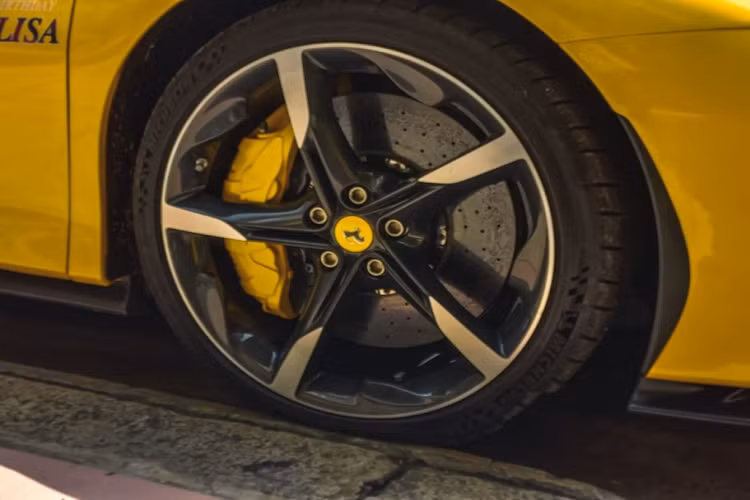 Thay vì sử dụng các nút bấm vật lý, giờ đây người dùng SF90 Stradale có thể dễ dàng thao tác bằng các nút dạng cảm ứng, mang lại trải nghiệm lái thú vị hơn.