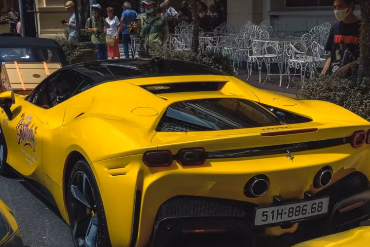 Về nội thất, khoang cabin của xe nổi bật với màu đỏ đen chủ đạo, ghế ngồi kiểu xe đua với mặt ghế bọc da mỏng, đi cùng điểm nhấn là đường chỉ khâu và đường viền màu vàng.