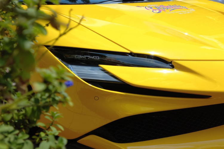 Phần đuôi xe nổi bật với DNA đặc trưng của các mẫu Ferrari mới như đèn hậu kép và hệ thống ống xả với 2 ống được đặt cao. Tuy nhiên, hệ thống ống xả chỉ là tùy chọn cơ bản, không phải ống xả titan.