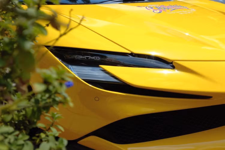 Phần đuôi xe nổi bật với DNA đặc trưng của các mẫu Ferrari mới như đèn hậu kép và hệ thống ống xả với 2 ống được đặt cao. Tuy nhiên, hệ thống ống xả chỉ là tùy chọn cơ bản, không phải ống xả titan.