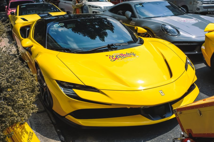 Ferrari SF90 Stradale có thiết kế cuốn hút với nhiều nét tương đồng mẫu hypercar LaFerrari và F8 Tributo. Xe không có tùy chọn các chi tiết bằng sợi carbon ở ngoại thất, thay vào đó là trang bị tiêu chuẩn làm từ vật liệu composite sơn đen.