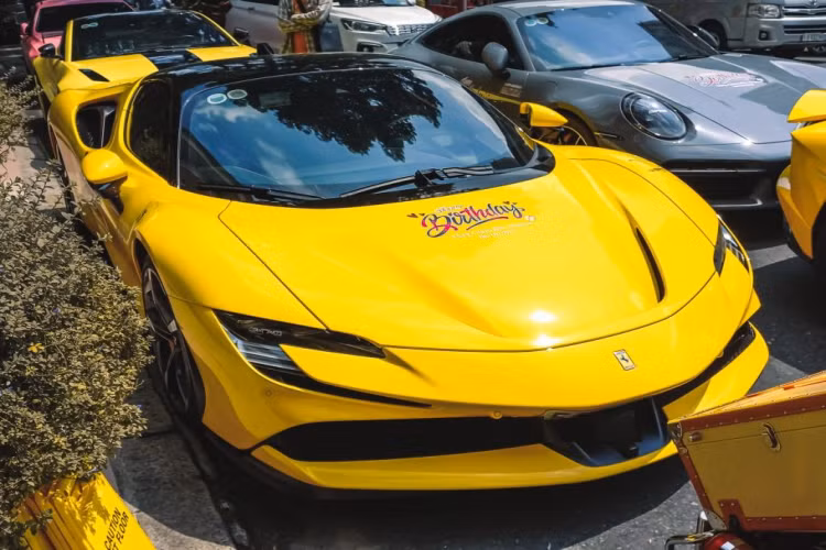 Ferrari SF90 Stradale có thiết kế cuốn hút với nhiều nét tương đồng mẫu hypercar LaFerrari và F8 Tributo. Xe không có tùy chọn các chi tiết bằng sợi carbon ở ngoại thất, thay vào đó là trang bị tiêu chuẩn làm từ vật liệu composite sơn đen.