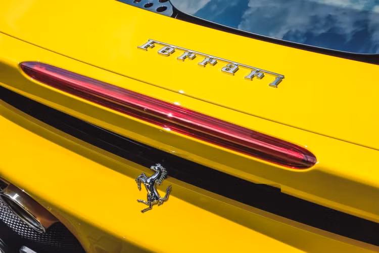 Ferrari SF90 Stradale sở hữu “dàn chân” có kích thước 20 inch, đi cùng kẹp phanh màu vàng “ton-sur-ton” với màu “áo” ngoại thất.