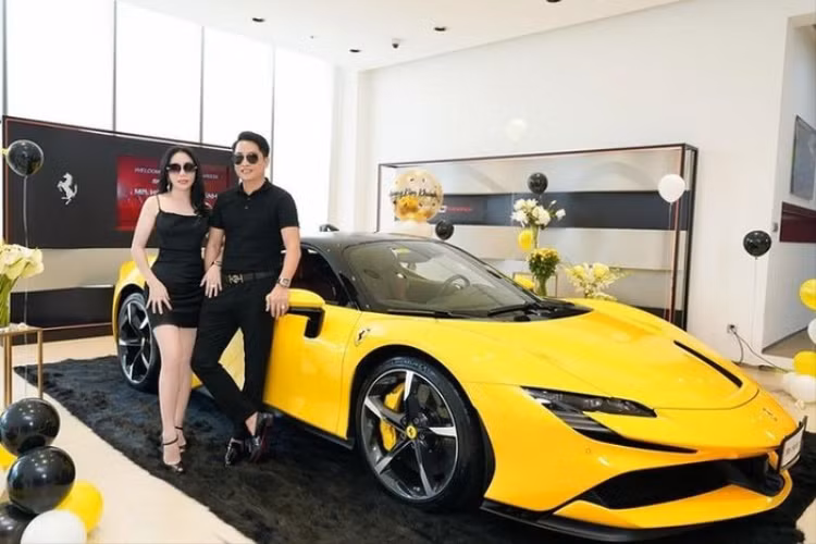 Sau gần một tháng nhận xe, đến nay, chiếc Ferrari SF90 Stradale của Hoàng Kim Khánh đã xong thủ tục và chính thức ra biển. Chiếc biển “lộc phát” 51H - 886.68 được gắn trên chiếc xe càng làm tôn thêm giá trị của siêu phẩm này.