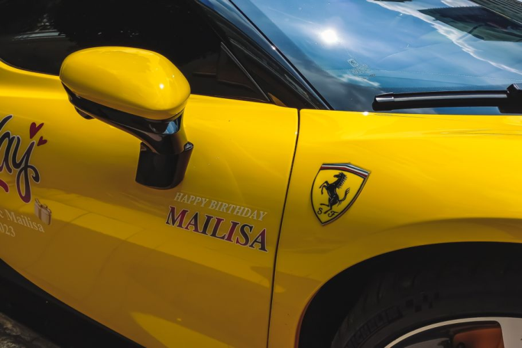 Ngoài chiếc Ferrari SF90 Stradale trị giá hơn 40 tỷ vừa mua, đại gia Hoàng Kim Khánh cũng đem nhiều xế khủng khác diễu hành khắp phố và trưng bày ở cơ sở thẩm mỹ của mình để chúc mừng sinh nhật vợ.