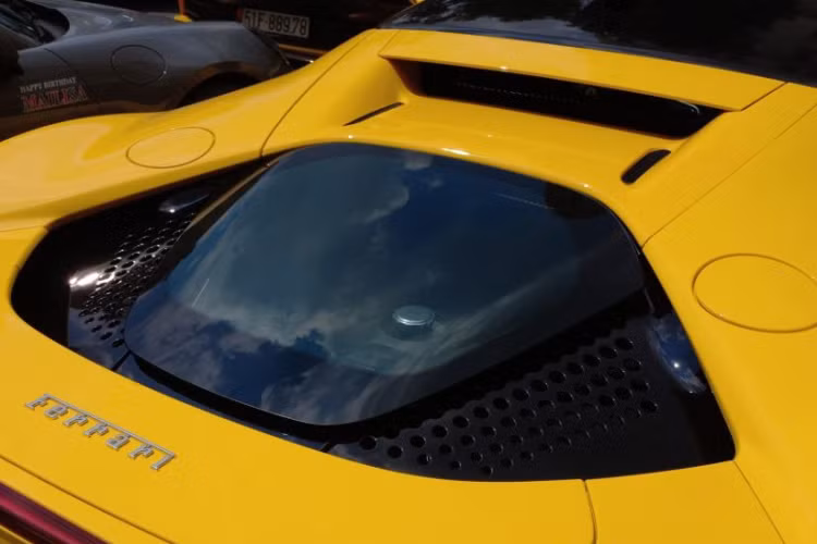 Tổng công suất mà Ferrari SF90 Stradale tạo ra lên tới 1.000 mã lực, nhờ vậy, xe dễ dàng tăng tốc từ 0 - 100 km/h chỉ với 2,5 giây trước khi đạt vận tốc tối đa 340 km/h. Ngoài ra, Ferrari SF90 Stradale có thể hoàn thành quãng đường 25 km chỉ bằng mô-tơ điện trên cầu trước.