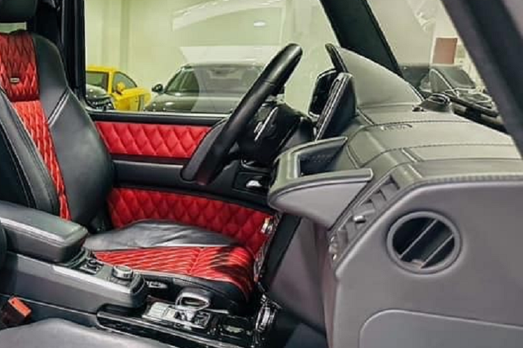 Chưa dừng lại ở đó, hiện tại, các mẫu xe Mercedes-AMG G63 thế hệ mới thuộc diện đã qua sử dụng với đời 2020 trở đi đều có giá bán rất tốt khi chỉ từ 11,5 tỷ đồng đã có thể rước ngay 1 xe chỉ mới đi trên 1 vạn km. Thậm chí, có xe Mercedes-AMG G63 đời 2019 được rao bán từ 10,9 tỷ đồng, tức rẻ hơn xe Mercedes-Benz G63 AMG đời 2014 mang biển ngũ quý 9 khoảng 99 triệu đồng, xe mang biển số Sài thành và đã chạy 28.000 km.