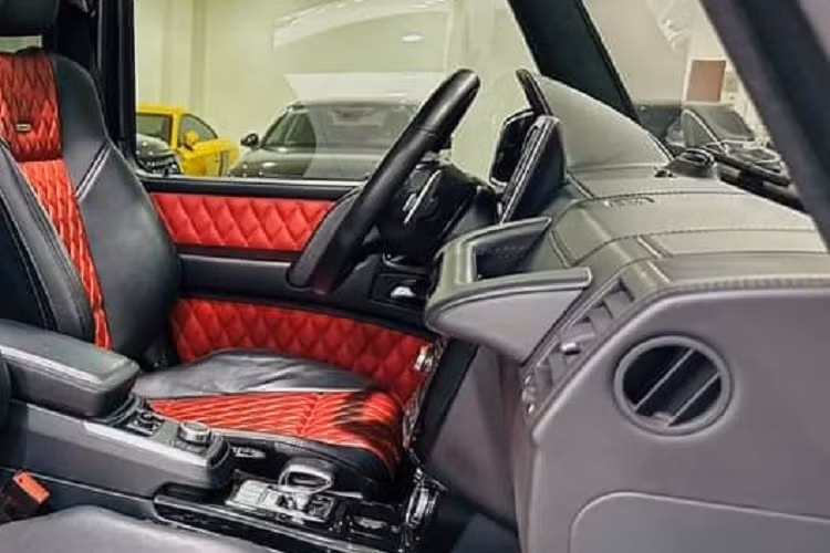 Chưa dừng lại ở đó, hiện tại, các mẫu xe Mercedes-AMG G63 thế hệ mới thuộc diện đã qua sử dụng với đời 2020 trở đi đều có giá bán rất tốt khi chỉ từ 11,5 tỷ đồng đã có thể rước ngay 1 xe chỉ mới đi trên 1 vạn km. Thậm chí, có xe Mercedes-AMG G63 đời 2019 được rao bán từ 10,9 tỷ đồng, tức rẻ hơn xe Mercedes-Benz G63 AMG đời 2014 mang biển ngũ quý 9 khoảng 99 triệu đồng, xe mang biển số Sài thành và đã chạy 28.000 km.