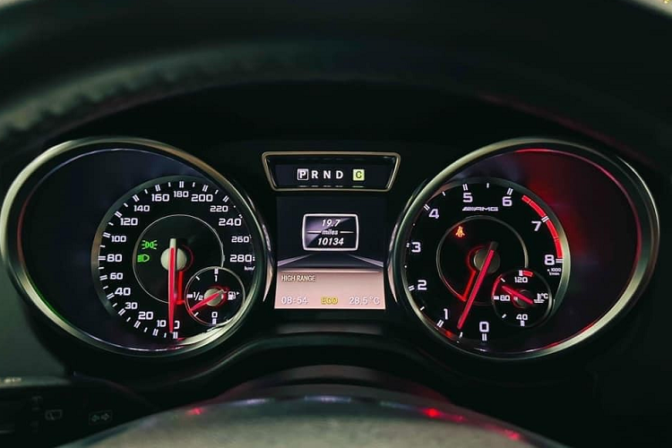 Nếu che đi chiếc biển số của xe, không ít người sẽ cho rằng showroom bán xe lướt này đưa ra con số 11 tỷ đồng là quá ảo nhưng với việc xe mang biển ngũ quý 9, giá bán trên chắc chắn cũng khá cao so với suy nghĩ của nhiều người nhưng biết sao được, xe đã VIP còn sở hữu biển siêu VIP thì giá bán không hề thấp.