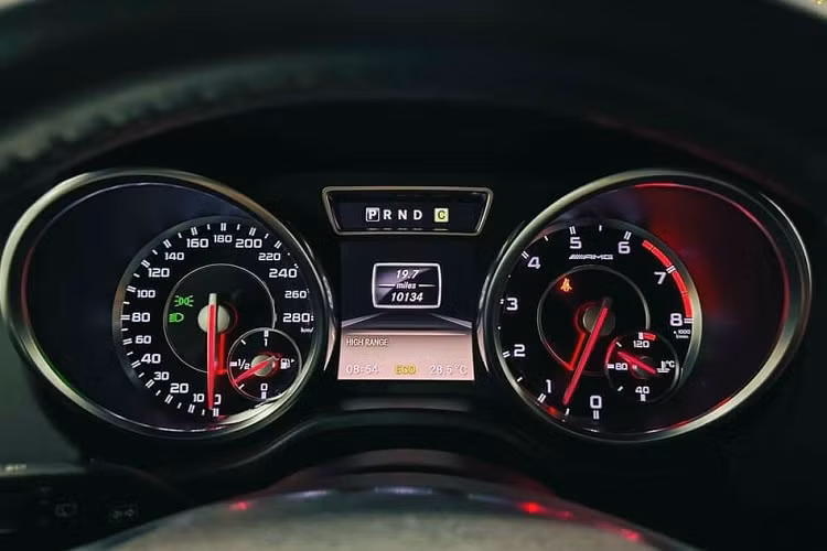 Nếu che đi chiếc biển số của xe, không ít người sẽ cho rằng showroom bán xe lướt này đưa ra con số 11 tỷ đồng là quá ảo nhưng với việc xe mang biển ngũ quý 9, giá bán trên chắc chắn cũng khá cao so với suy nghĩ của nhiều người nhưng biết sao được, xe đã VIP còn sở hữu biển siêu VIP thì giá bán không hề thấp.