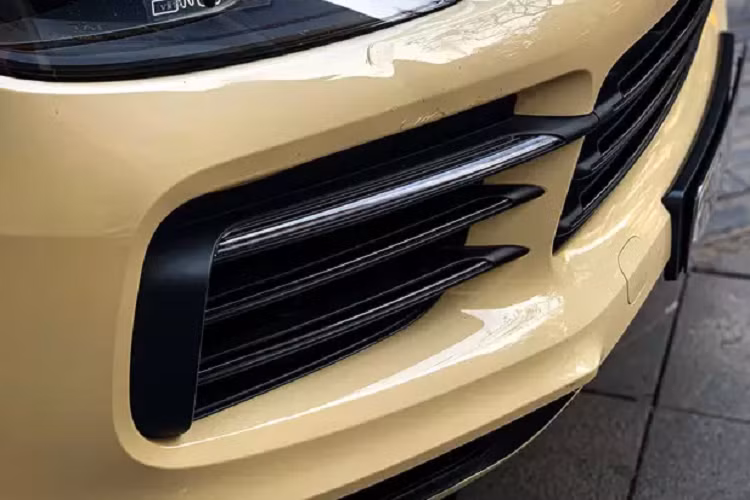 "Cặp mắt" của Porsche Cayenne Coupe 2021 được tiêu chuẩn hóa bằng công nghệ LED toàn phần giúp gia tăng tối đa hiệu quả chiếu sáng. Đồng thời, nhà sản xuất đến từ Đức cũng trang bị đèn pha của của xe những tính năng thông minh như điều chỉnh tự động, tự động hạ góc chiếu khi gặp xe ngược chiều...