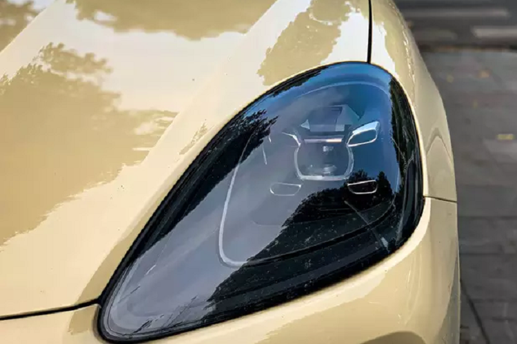 Khi tiếp cận chiếc xe sang Porsche Cayenne Coupe 2021 từ phần đầu, chắc chắn không thể nhận ra đây là phiên bản Coupe bởi xe không khác gì so với nguyên mẫu SUV. Điểm khác biệt nhỏ mà người dùng khó có thể phân biệt được đến từ kính chắn gió và cột A thoải giúp hạ thấp mui xe thêm 19,8 mm so với Cayenne tiêu chuẩn.