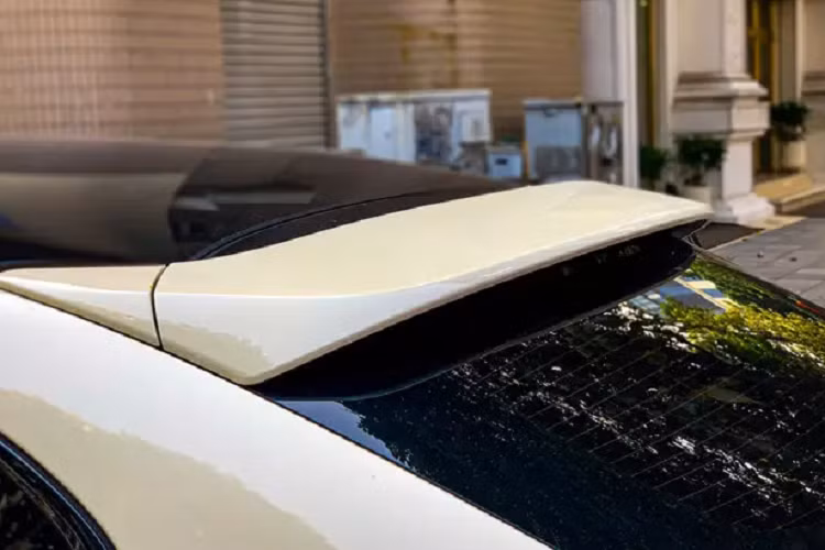 Ở Việt Nam, Porsche Cayenne Coupe đời 2021 được phân phối dưới dạng chính hãng và nhập khẩu tư nhân. Chiếc xe trong bài viết có nguồn gốc nhập khẩu tư nhân và hiện có mức giá khoảng hơn 6 tỷ đồng.