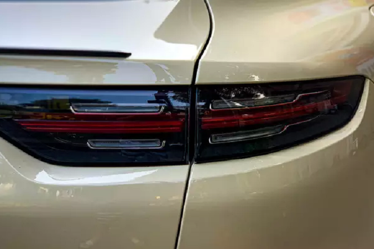 Ngoài ra, xe còn được bổ sung thêm một cánh gió cỡ lớn ở trên kính chắn gió phía sau. Porsche Cayenne Coupe 2021 duy trì thiết kế cụm đèn hậu LED nối liền 2 bên "rất Porsche" mà nhiều hãng xe Trung Quốc thường xuyên học hỏi phong cách đèn này.