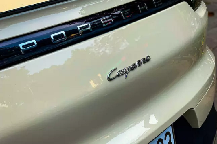 Bộ móng" trên phiên bản Coupe của Porsche Cayenne dạng 5 chấu đơn to bản sơn 2 màu với kích thước 22 inch, vòm bánh xe ốp nhựa cứng đen tạo cảm giác khỏe khoắn. Tay nắm cửa đồng màu thân xe và tích hợp tính năng mở khóa thông minh.