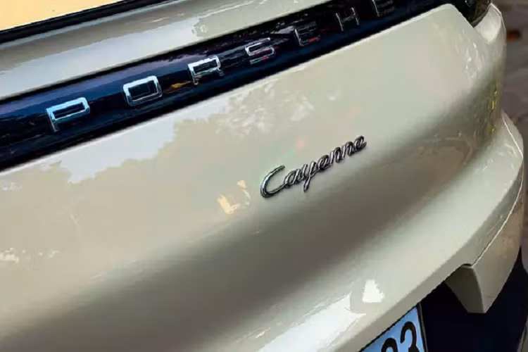 Bộ móng" trên phiên bản Coupe của Porsche Cayenne dạng 5 chấu đơn to bản sơn 2 màu với kích thước 22 inch, vòm bánh xe ốp nhựa cứng đen tạo cảm giác khỏe khoắn. Tay nắm cửa đồng màu thân xe và tích hợp tính năng mở khóa thông minh.