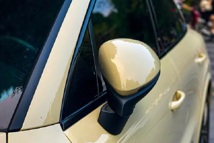 Phong cách Coupe trên mẫu Cayenne thể hiện rõ nhất ở phần đuôi với phần mui vuốt đặc trưng kết hợp với phần cánh lướt gió tạo điểm nhấn. Điểm thú vị của cánh gió nhỏ này là có thể tự động mở ra dài thêm 135 mm khi xe vận hành ở tốc độ trên 90 km/h nhằm giảm bớt gió khi vận hành và nén đuôi xe xuống mặt đường tốt hơn.