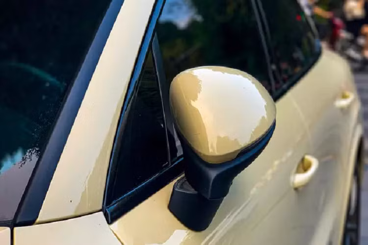 Phong cách Coupe trên mẫu Cayenne thể hiện rõ nhất ở phần đuôi với phần mui vuốt đặc trưng kết hợp với phần cánh lướt gió tạo điểm nhấn. Điểm thú vị của cánh gió nhỏ này là có thể tự động mở ra dài thêm 135 mm khi xe vận hành ở tốc độ trên 90 km/h nhằm giảm bớt gió khi vận hành và nén đuôi xe xuống mặt đường tốt hơn.