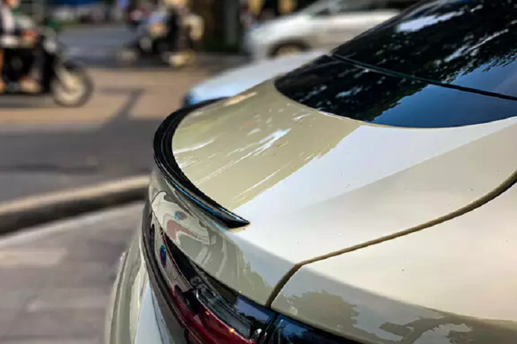 Porsche Cayenne Coupe 2021 là chiếc SUV lai Coupe thể thao được phát triển dựa nền tảng khung gầm MLBevo, xe khác biệt so với bản thường ở phần mui vuốt thấp dần về phía đuôi, đặc trưng của xe Coupe.