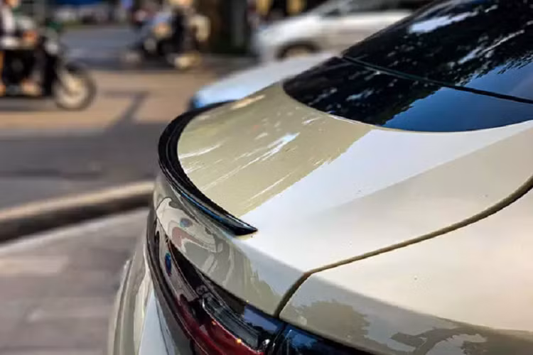 Porsche Cayenne Coupe 2021 là chiếc SUV lai Coupe thể thao được phát triển dựa nền tảng khung gầm MLBevo, xe khác biệt so với bản thường ở phần mui vuốt thấp dần về phía đuôi, đặc trưng của xe Coupe.