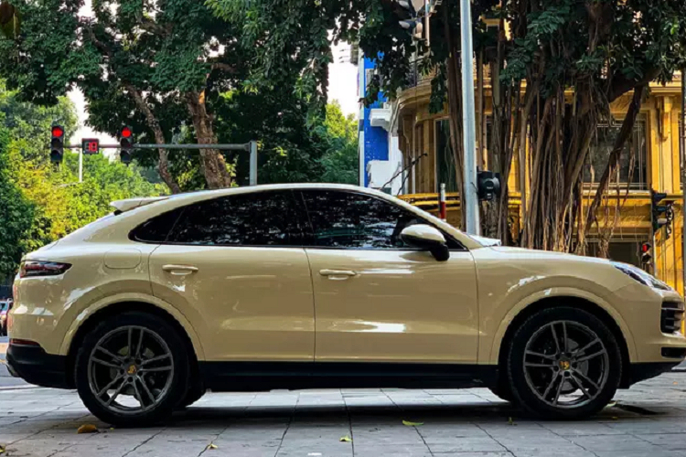 Nhìn từ phần thân xe, Porsche Cayenne Coupe 2021 có phần trụ nóc xe hạ thấp đặc trưng nhấn mạnh phong cách thể thao. Mẫu xe này có kích thước tổng thể chiều Dài x Rộng x Cao tương ứng là 4.931 x 1.983 x 1.669 (mm), chiều dài cơ sở đạt 2.895 mm.