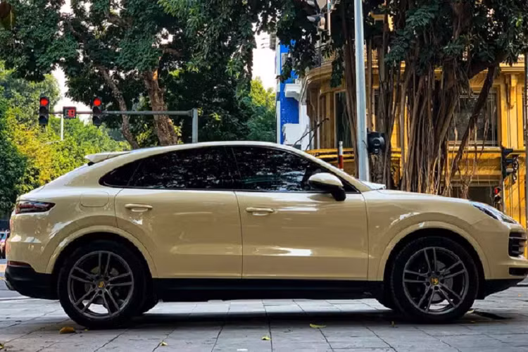 Nhìn từ phần thân xe, Porsche Cayenne Coupe 2021 có phần trụ nóc xe hạ thấp đặc trưng nhấn mạnh phong cách thể thao. Mẫu xe này có kích thước tổng thể chiều Dài x Rộng x Cao tương ứng là 4.931 x 1.983 x 1.669 (mm), chiều dài cơ sở đạt 2.895 mm.