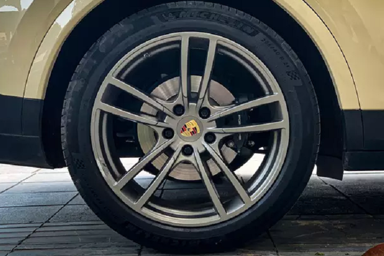 Ở phiên bản này, gương chiếu hậu trên Porsche Cayenne Coupe mới không khác biệt so với bản thường với dải xi-nhan LED tích hợp tính năng chỉnh điện, gập tự động, sấy gương, tự động điều chỉnh khi lùi...