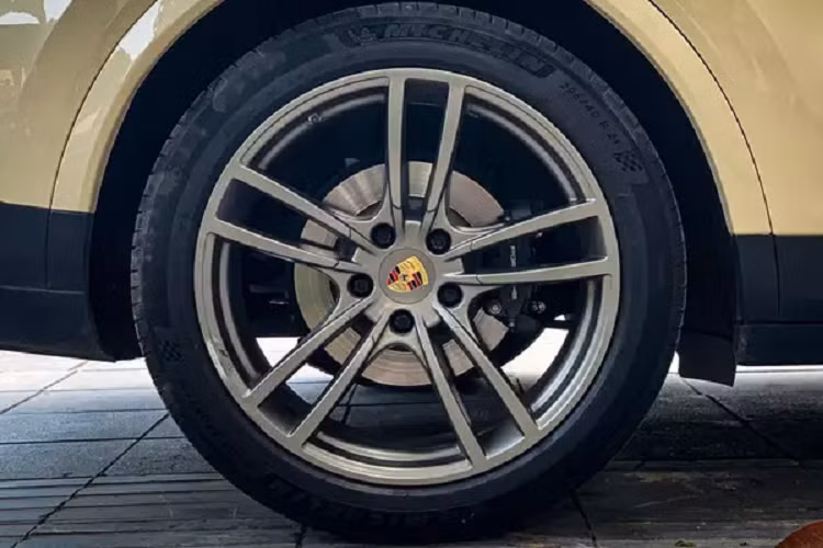 Ở phiên bản này, gương chiếu hậu trên Porsche Cayenne Coupe mới không khác biệt so với bản thường với dải xi-nhan LED tích hợp tính năng chỉnh điện, gập tự động, sấy gương, tự động điều chỉnh khi lùi...