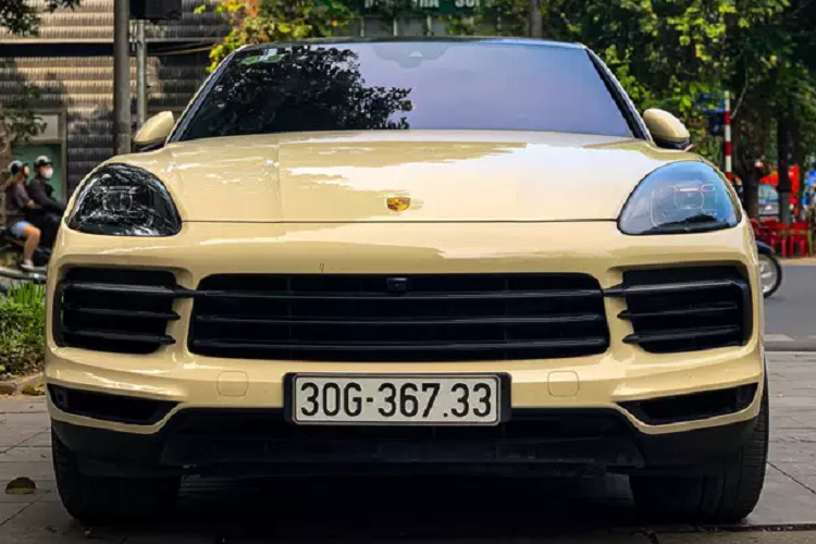 Porsche Cayenne Coupe 2021 có phần lưới tản nhiệt mà "không phải lưới tản nhiệt" rất đặc biệt. Thực chất, đây những thanh ngang của xe Porsche đều là những khe hút gió chạy xuyên suốt sang 2 bên kết hợp dải LED định vị ban ngày. Cản trước của mẫu xe thể thao đến từ Đức tương đối hiền hòa và tích hợp hệ thống cảm biến đỗ xe phía trước.