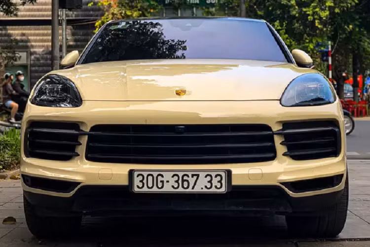 Porsche Cayenne Coupe 2021 có phần lưới tản nhiệt mà "không phải lưới tản nhiệt" rất đặc biệt. Thực chất, đây những thanh ngang của xe Porsche đều là những khe hút gió chạy xuyên suốt sang 2 bên kết hợp dải LED định vị ban ngày. Cản trước của mẫu xe thể thao đến từ Đức tương đối hiền hòa và tích hợp hệ thống cảm biến đỗ xe phía trước.