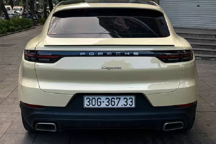 Cản va sau của chiếc xe thể thao này có ống xả bọc kim loại cân xứng 2 bên, biển số cũng được tích hợp ở đây thay vì đặt cao ngay dưới đèn hậu như phiên bản thuần SUV.