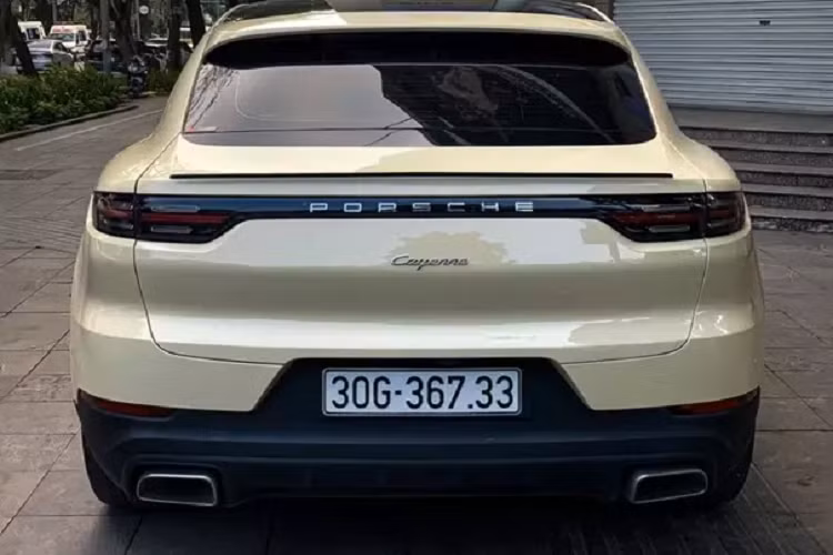 Cản va sau của chiếc xe thể thao này có ống xả bọc kim loại cân xứng 2 bên, biển số cũng được tích hợp ở đây thay vì đặt cao ngay dưới đèn hậu như phiên bản thuần SUV.