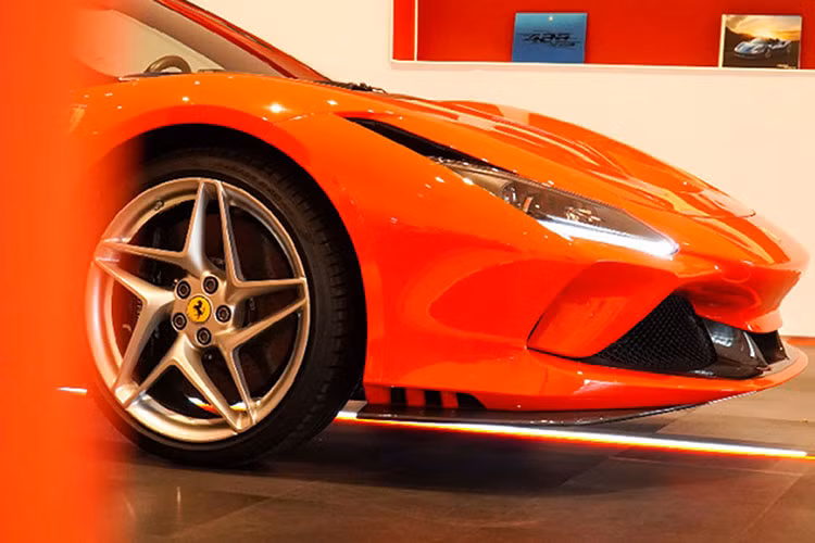 F8 Tributo được thay thế dòng siêu xe Ferrari 488 GTB và thừa hưởng nhiều thiết kế cũng như "nội công" từ mẫu xe hiệu suất cao Ferrari 488 Pista với hốc gió S-Duct lấy cảm hứng từ xe Công thức 1. Ngoài ra hãng siêu xe Ý đặt một hốc gió khổng lồ vừa giải nhiệt cho xe cũng như tăng tính khí động học giúp xe tăng tốc nhanh, tản nhiệt tốt hơn.