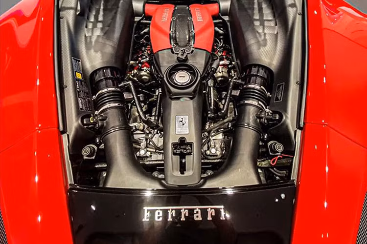 Hãng siêu xe Ý tuyên bố rằng Ferrari F8 Tributo hoàn toàn mới có khả năng tăng tốc từ vị trí xuất phát lên 100 km/h chỉ trong thời gian 2,9 giây, thêm 4,9 giây, siêu xe Ferrari F8 Tributo sẽ đạt tốc độ 200 km/h. Siêu xe Ferrari F8 Tributo có thể chạm ngưỡng tốc độ tối đa lên đến 340 km/h, cao hơn 10 km/h so với Ferrari 488 GTB.