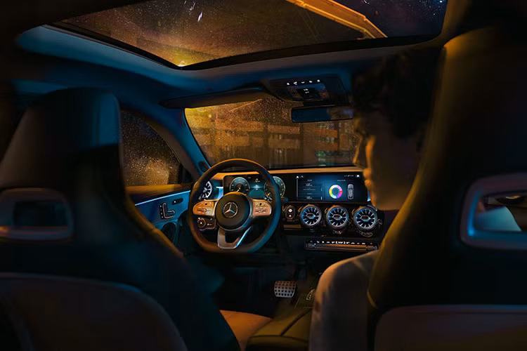 Bên trong, giờ đây các mẫu xe này được trang bị sẵn hệ thống màn hình 10,25 inch trải dài từ cụm đồng hồ cho đến cụm thông tin giải trí.