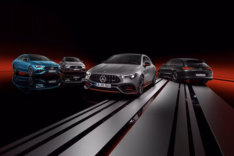 Ngoài ra, nội thất xe cũng được trang trí bằng gỗ bồ đề màu nâu có sẵn. Vô-lăng được cập nhật có hai nan xếp chồng lên nhau ở vị trí 3 và 9 giờ...