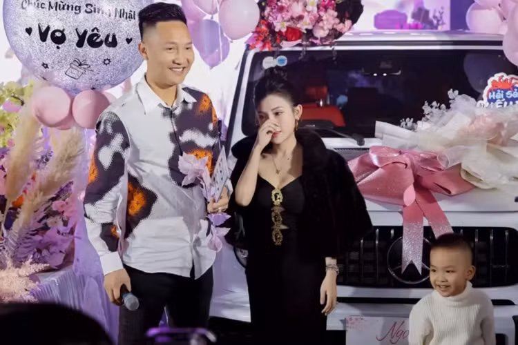 Mới đây, ông Bùi Xuân Huấn, hay còn được nhiều người biết đến với biệt danh là Huấn "hoa hồng" đã tổ chức một bữa tiệc sinh nhật hoành tráng cho vợ, nhiều khách đến dự tiệc không khỏi choáng ngợp khi tay chơi này đã cho trưng bày 2 chiếc xe đắt tiền, ngay sân khấu chính, đó là cặp đôi Mercedes-AMG G63 và Rolls-Royce Wraith cùng mang ngoại thất màu trắng.